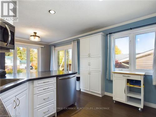 323 Peel Street, Saugeen Shores, ON - Indoor Photo Showing Kitchen