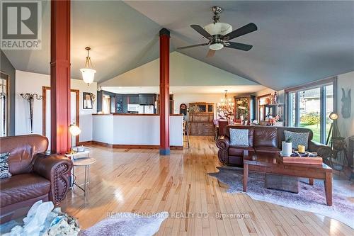 11 Fairway Drive, Petawawa, ON - Indoor Photo Showing Living Room