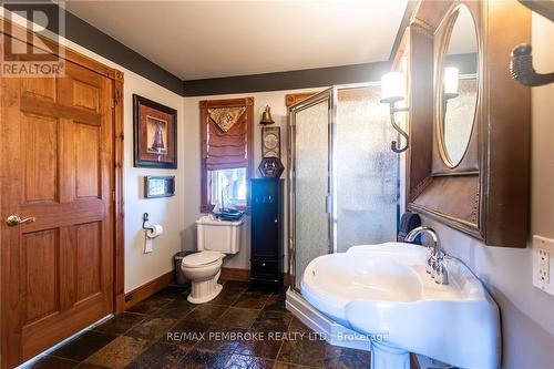 11 Fairway Drive, Petawawa, ON - Indoor Photo Showing Bathroom