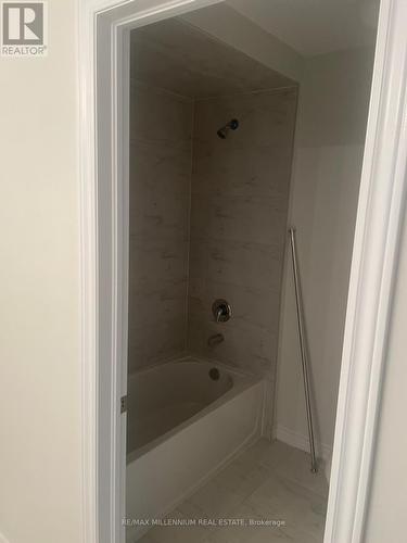 16 Tamworth Terrace, Barrie, ON - Indoor Photo Showing Bathroom