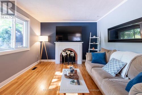 14 Cornish Street, London, ON - Indoor Photo Showing Living Room With Fireplace