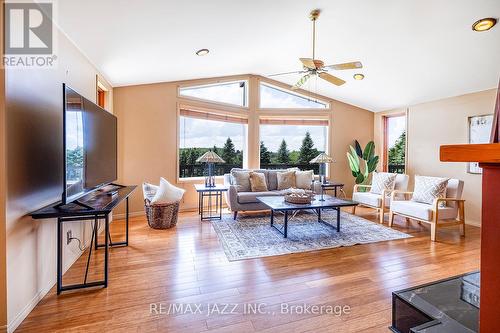 15201 Cartwright E Quarter Line, Scugog, ON - Indoor Photo Showing Living Room