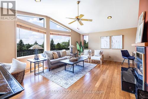 15201 Cartwright E Quarter Line, Scugog, ON - Indoor Photo Showing Living Room