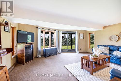 15201 Cartwright E Quarter Line, Scugog, ON - Indoor Photo Showing Living Room