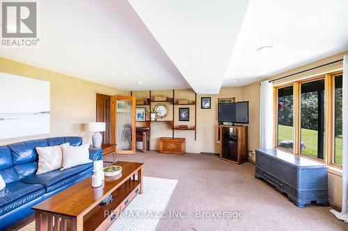 15201 Cartwright E Quarter Line, Scugog, ON - Indoor Photo Showing Living Room