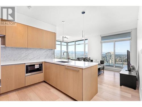 3009 6588 Nelson Avenue, Burnaby, BC - Indoor Photo Showing Kitchen With Upgraded Kitchen