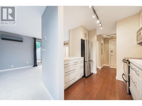 301 9153 Saturna Drive, Burnaby, BC - Indoor Photo Showing Kitchen