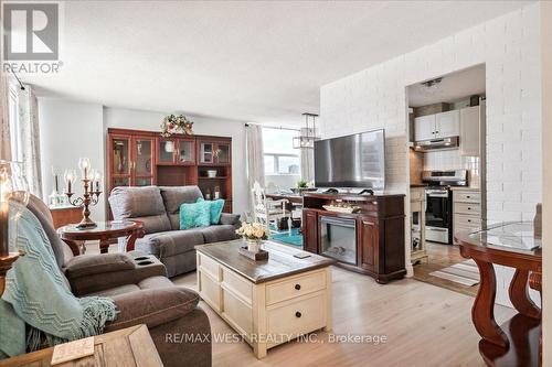 Ph3 - 2345 Confederation Parkway, Mississauga, ON - Indoor Photo Showing Living Room