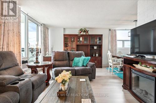 Ph3 - 2345 Confederation Parkway, Mississauga, ON - Indoor Photo Showing Living Room