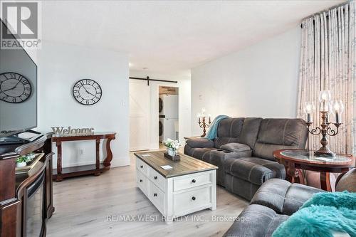 Ph3 - 2345 Confederation Parkway, Mississauga, ON - Indoor Photo Showing Living Room