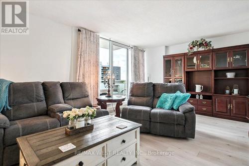 Ph3 - 2345 Confederation Parkway, Mississauga, ON - Indoor Photo Showing Living Room