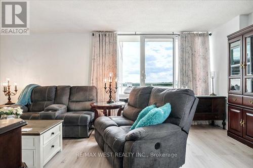 Ph3 - 2345 Confederation Parkway, Mississauga, ON - Indoor Photo Showing Living Room