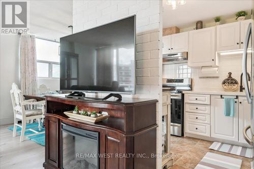 Ph3 - 2345 Confederation Parkway, Mississauga, ON - Indoor Photo Showing Kitchen