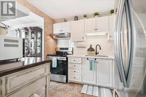 Ph3 - 2345 Confederation Parkway, Mississauga, ON - Indoor Photo Showing Kitchen With Upgraded Kitchen