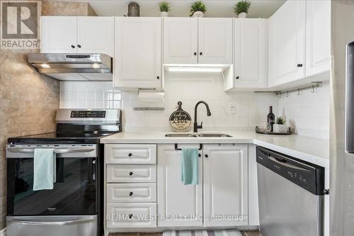 Ph3 - 2345 Confederation Parkway, Mississauga, ON - Indoor Photo Showing Kitchen With Double Sink With Upgraded Kitchen