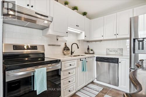 Ph3 - 2345 Confederation Parkway, Mississauga, ON - Indoor Photo Showing Kitchen With Double Sink With Upgraded Kitchen