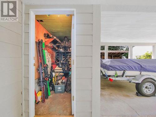 430 Genoa Crescent, North Vancouver, BC - Indoor Photo Showing Garage