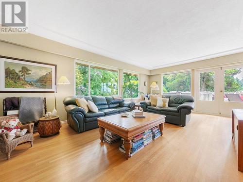 430 Genoa Crescent, North Vancouver, BC - Indoor Photo Showing Living Room