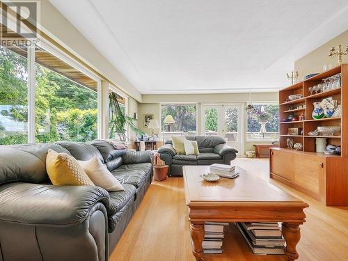 430 Genoa Crescent, North Vancouver, BC - Indoor Photo Showing Living Room