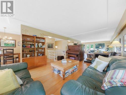 430 Genoa Crescent, North Vancouver, BC - Indoor Photo Showing Living Room