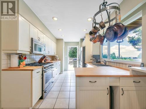 430 Genoa Crescent, North Vancouver, BC - Indoor Photo Showing Kitchen With Double Sink