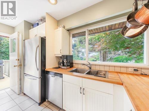 430 Genoa Crescent, North Vancouver, BC - Indoor Photo Showing Kitchen With Double Sink