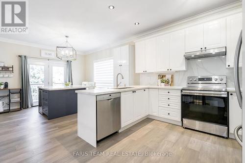 18 Todd Drive, Barrie, ON - Indoor Photo Showing Kitchen