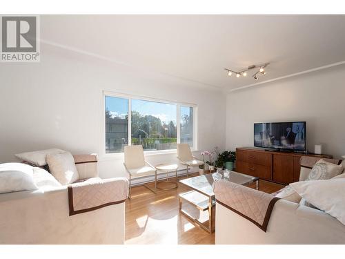 356 W 23Rd Street, North Vancouver, BC - Indoor Photo Showing Living Room