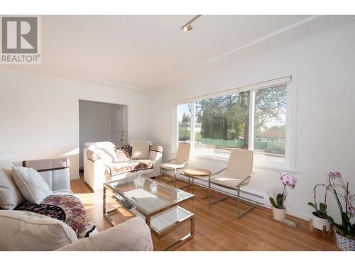 356 W 23Rd Street, North Vancouver, BC - Indoor Photo Showing Living Room