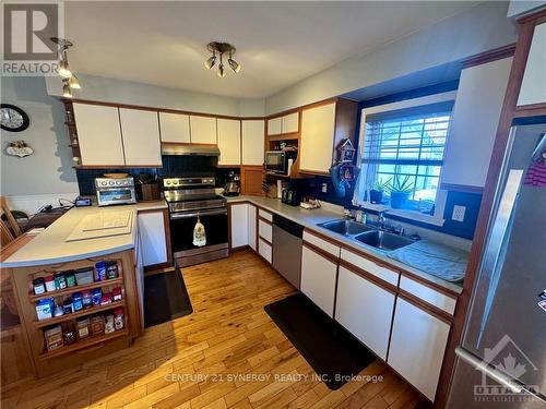 4948 Wales Road, South Stormont, ON - Indoor Photo Showing Kitchen With Double Sink