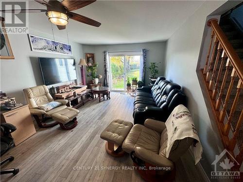 4948 Wales Road, South Stormont, ON - Indoor Photo Showing Living Room