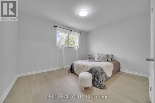 734 Eaglemount Crescent, Mississauga, ON - Indoor Photo Showing Bedroom