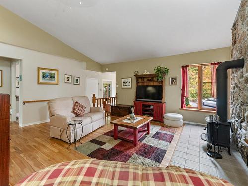 Salon - 8 Rue Des Ardoises, Sainte-Agathe-Des-Monts, QC - Indoor Photo Showing Living Room