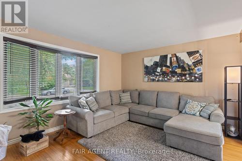 28 Archer Crescent, London, ON - Indoor Photo Showing Living Room