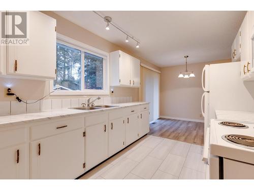 2895 Wildwood Crescent, Prince George, BC - Indoor Photo Showing Kitchen With Double Sink