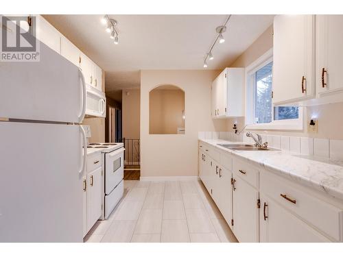 2895 Wildwood Crescent, Prince George, BC - Indoor Photo Showing Kitchen With Double Sink