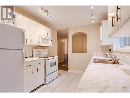 2895 Wildwood Crescent, Prince George, BC - Indoor Photo Showing Kitchen With Double Sink