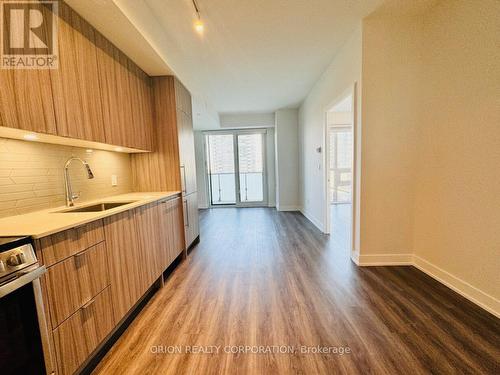 703 - 4130 Parkside Village Drive, Mississauga, ON - Indoor Photo Showing Kitchen