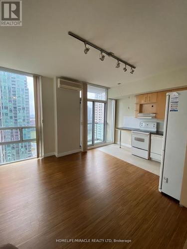 2307 - 3504 Hurontario Street, Mississauga, ON - Indoor Photo Showing Kitchen