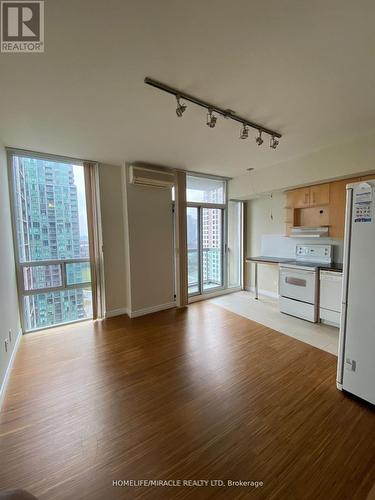 2307 - 3504 Hurontario Street, Mississauga, ON - Indoor Photo Showing Kitchen