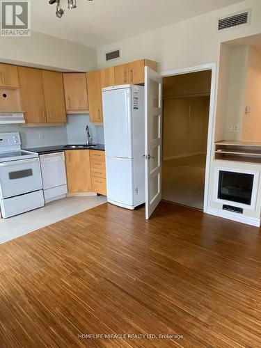 2307 - 3504 Hurontario Street, Mississauga, ON - Indoor Photo Showing Kitchen