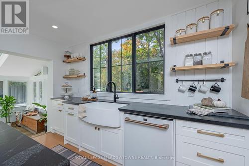 27 Tweedle Street, Halton Hills, ON - Indoor Photo Showing Kitchen