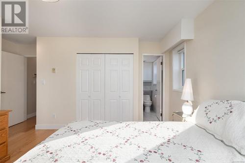 Bedroom featuring a closet, light wood-type flooring, and ensuite bath - 101 145 Newcastle Ave, Nanaimo, BC - Indoor Photo Showing Bedroom