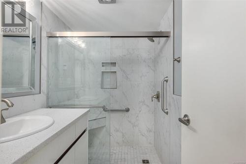 Bathroom with vanity and a shower with door - 101 145 Newcastle Ave, Nanaimo, BC - Indoor Photo Showing Bathroom