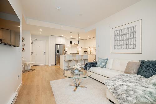 201 2425 166 Street, Surrey, BC - Indoor Photo Showing Living Room