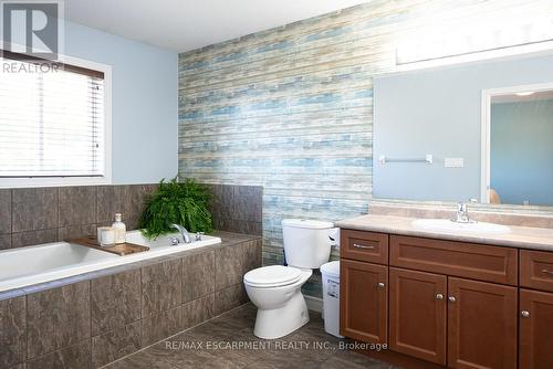 8 Oakes Court, Guelph, ON - Indoor Photo Showing Bathroom