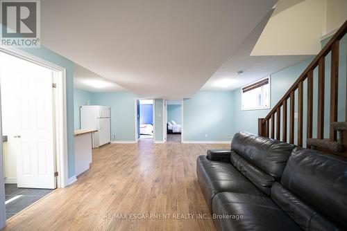 8 Oakes Court, Guelph, ON - Indoor Photo Showing Living Room