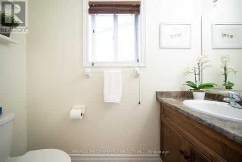 8 Oakes Court, Guelph, ON - Indoor Photo Showing Bathroom