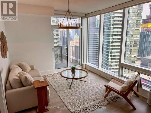 4103 - 10 York Street, Toronto, ON - Indoor Photo Showing Living Room