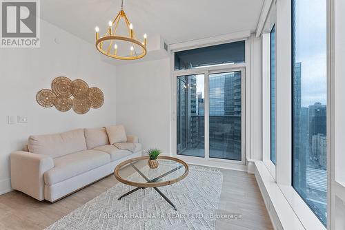 4103 - 10 York Street, Toronto, ON - Indoor Photo Showing Living Room